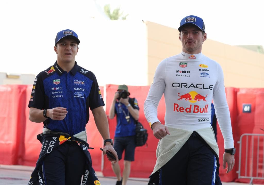 Isack Hadjar (21) camina con Max Verstappen (28)