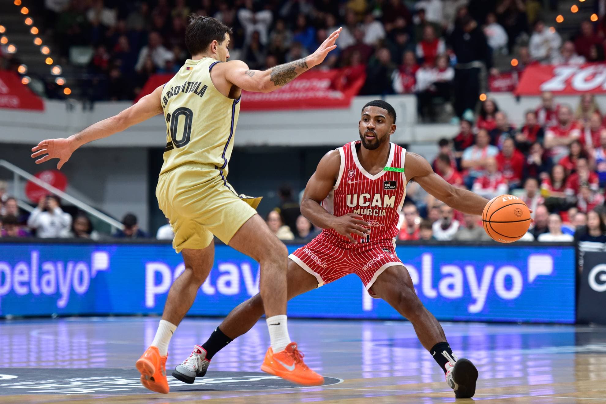 De Julius trata de superar la defensa de Laprovittola en el último UCAM-Barça.