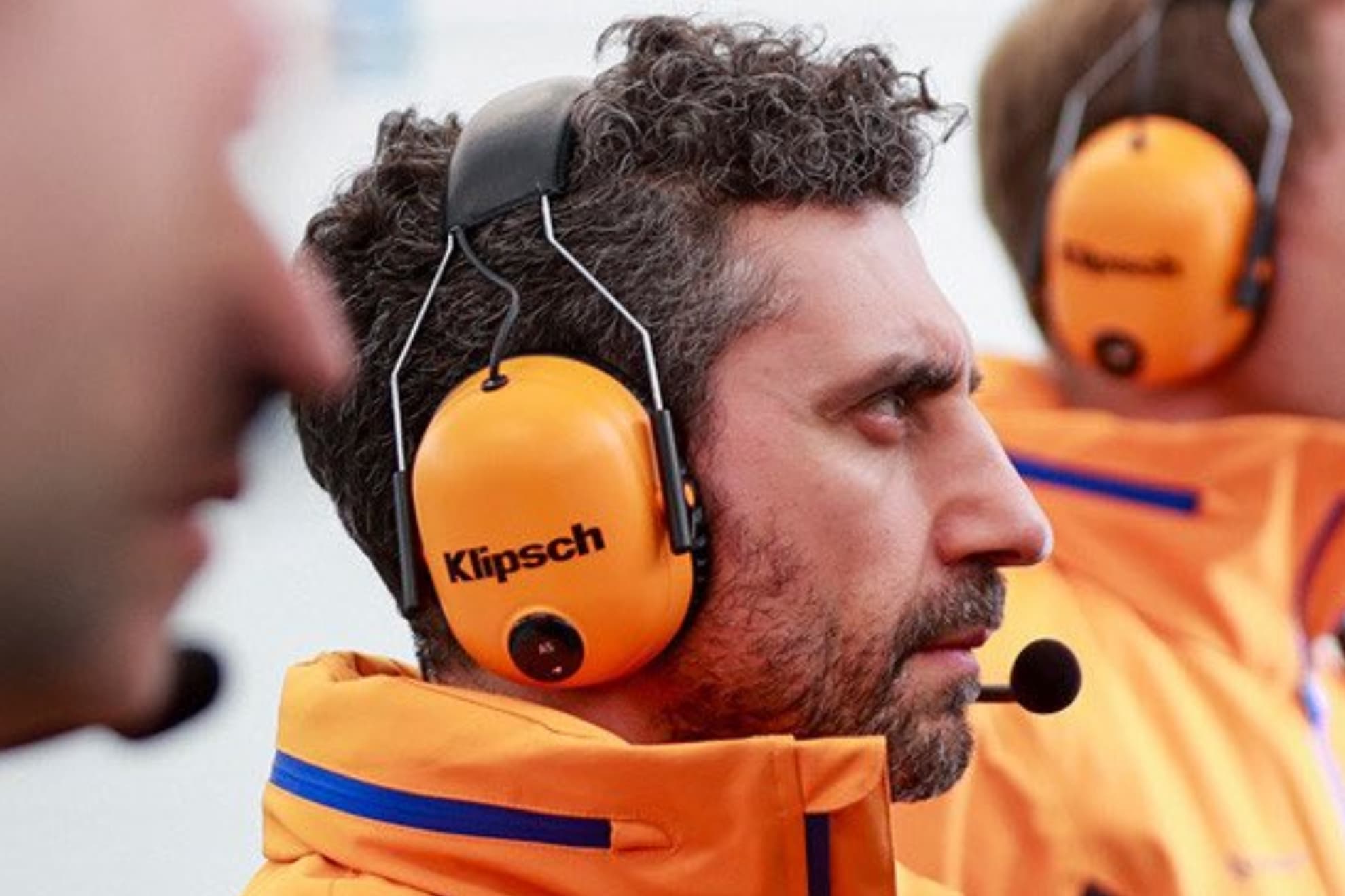 Andrea Stella, en el muro de la escudería de Woking.