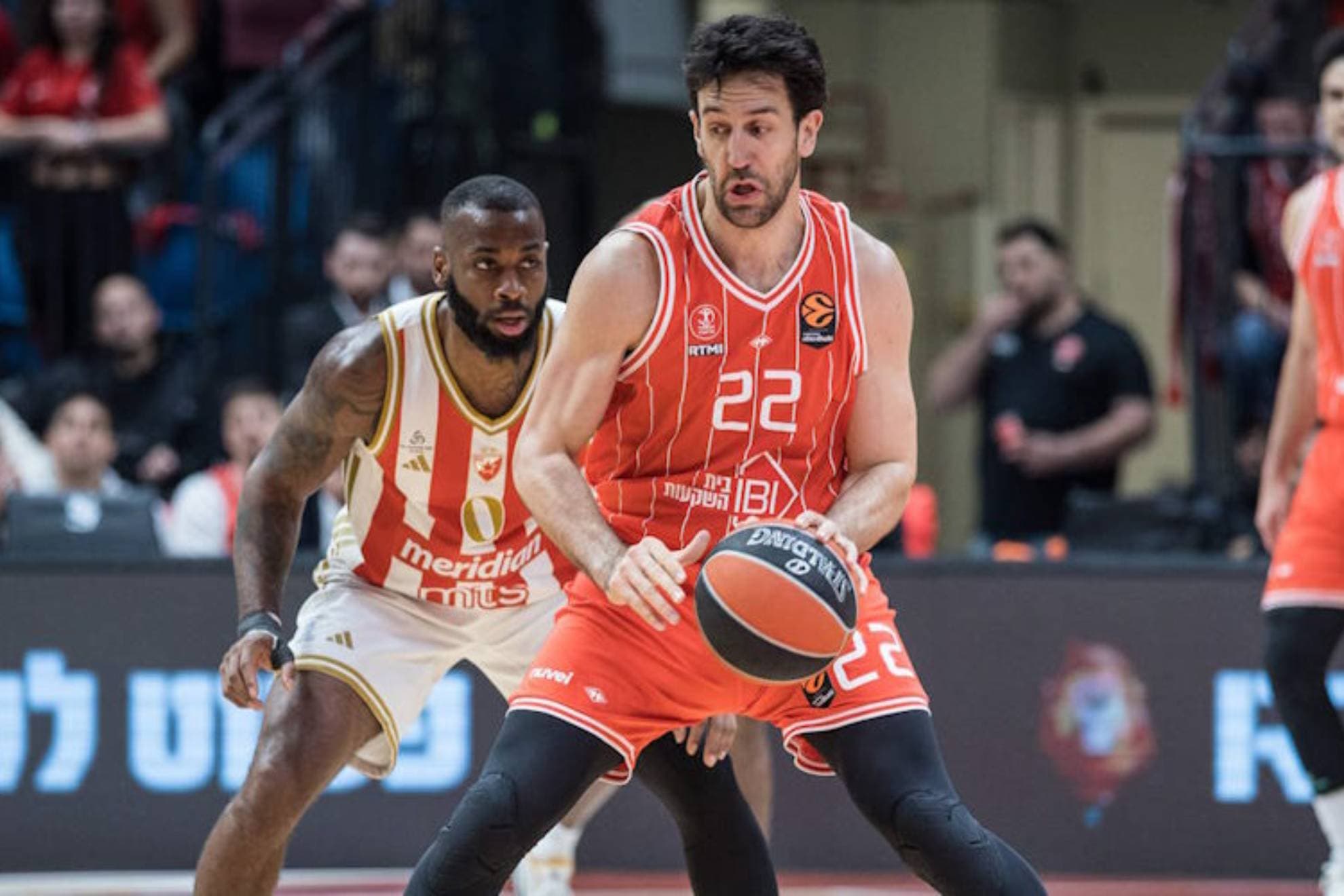 Vasilije Micic, en un partido del Hapoel Tel Aviv ante el Estrella Roja.