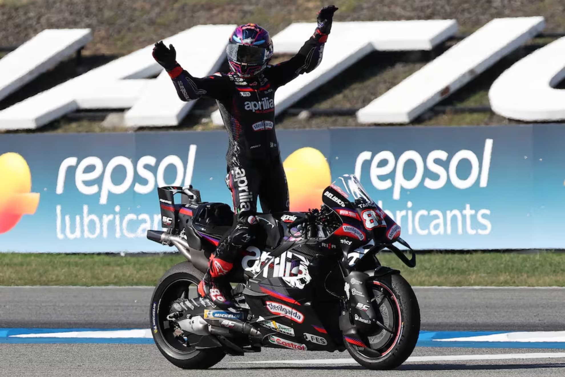 Jorge Martín celebra la carrera encima de su moto