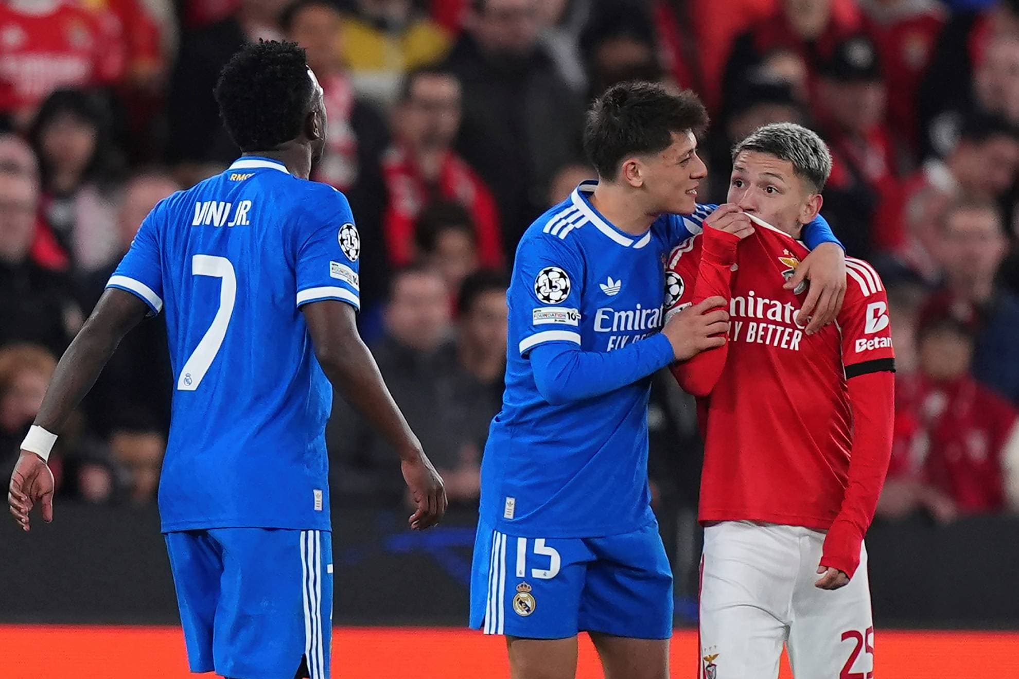 Prestianni tapándose la boca en el partido del Benfica con el Real Madrid.