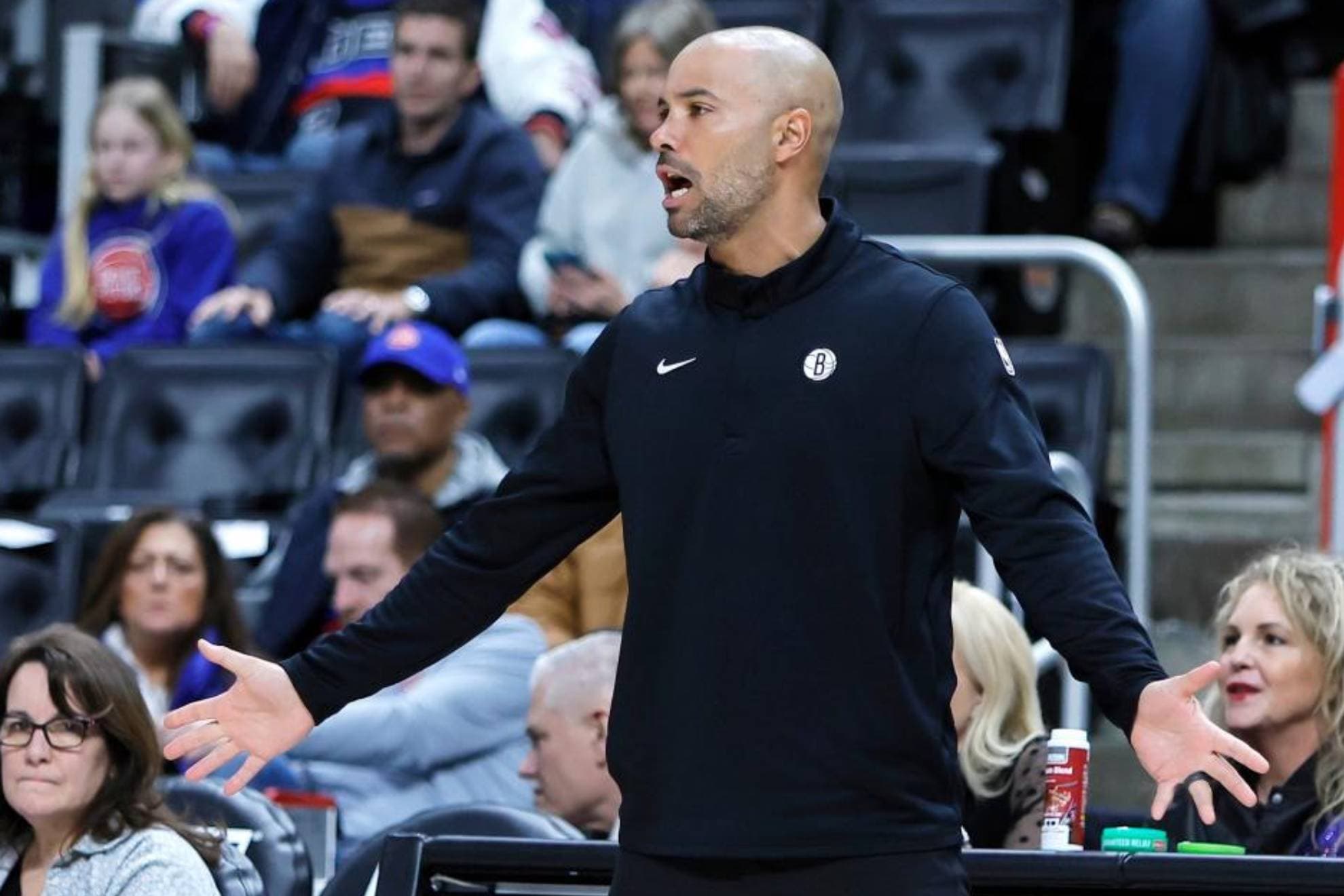 Jordi Fernández da instrucciones a los suyos durante un tramo del partido.