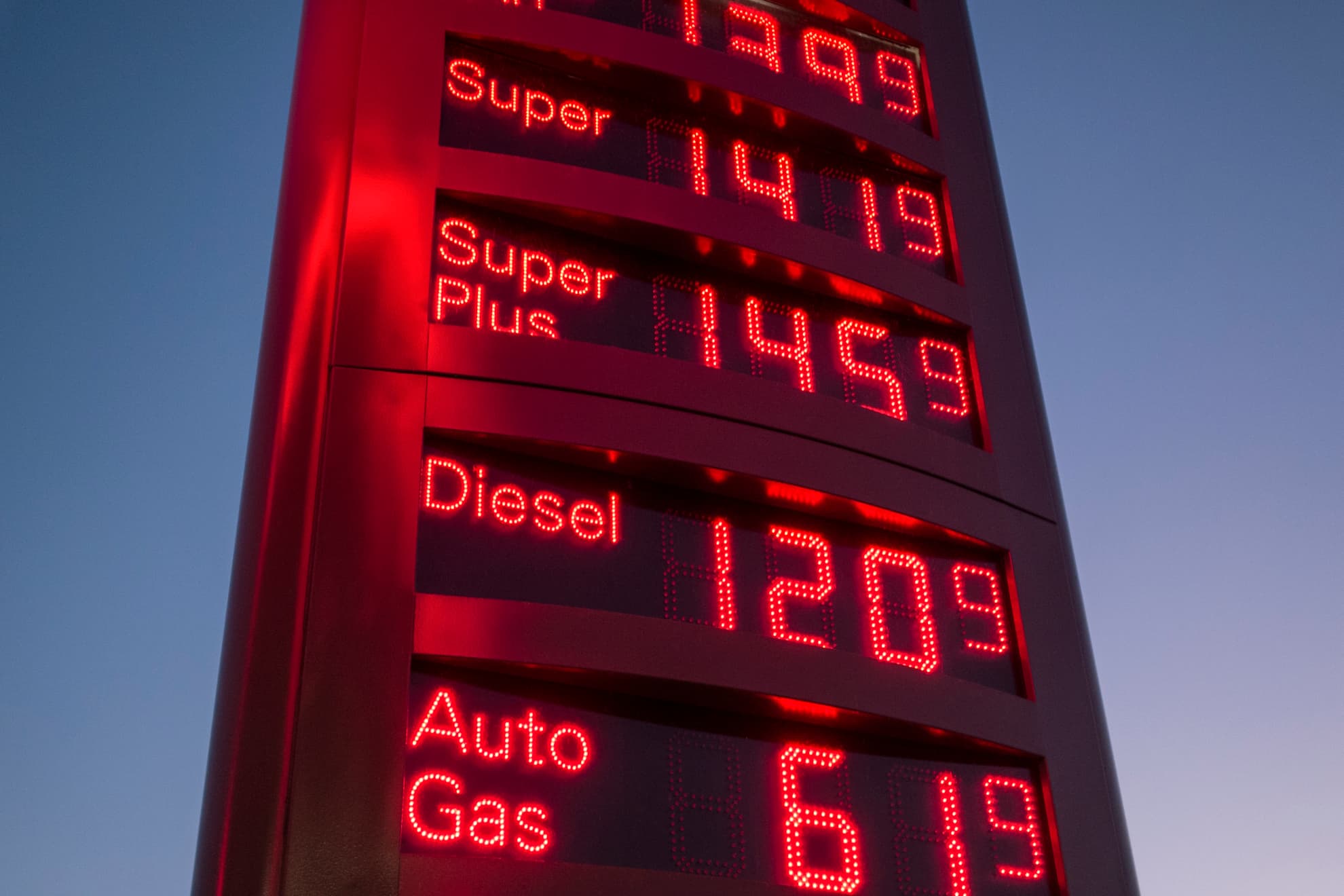 Los precios en una gasolinera.
