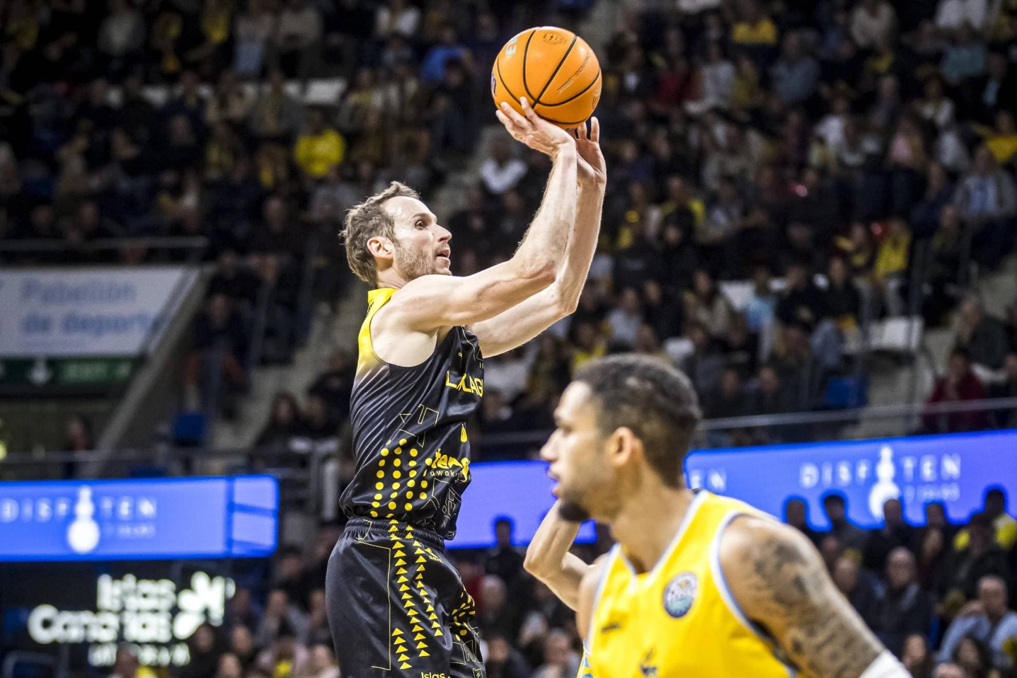 Marcelinho Huertas lanza a canasta en un encuentro de la Champions Basketball League.