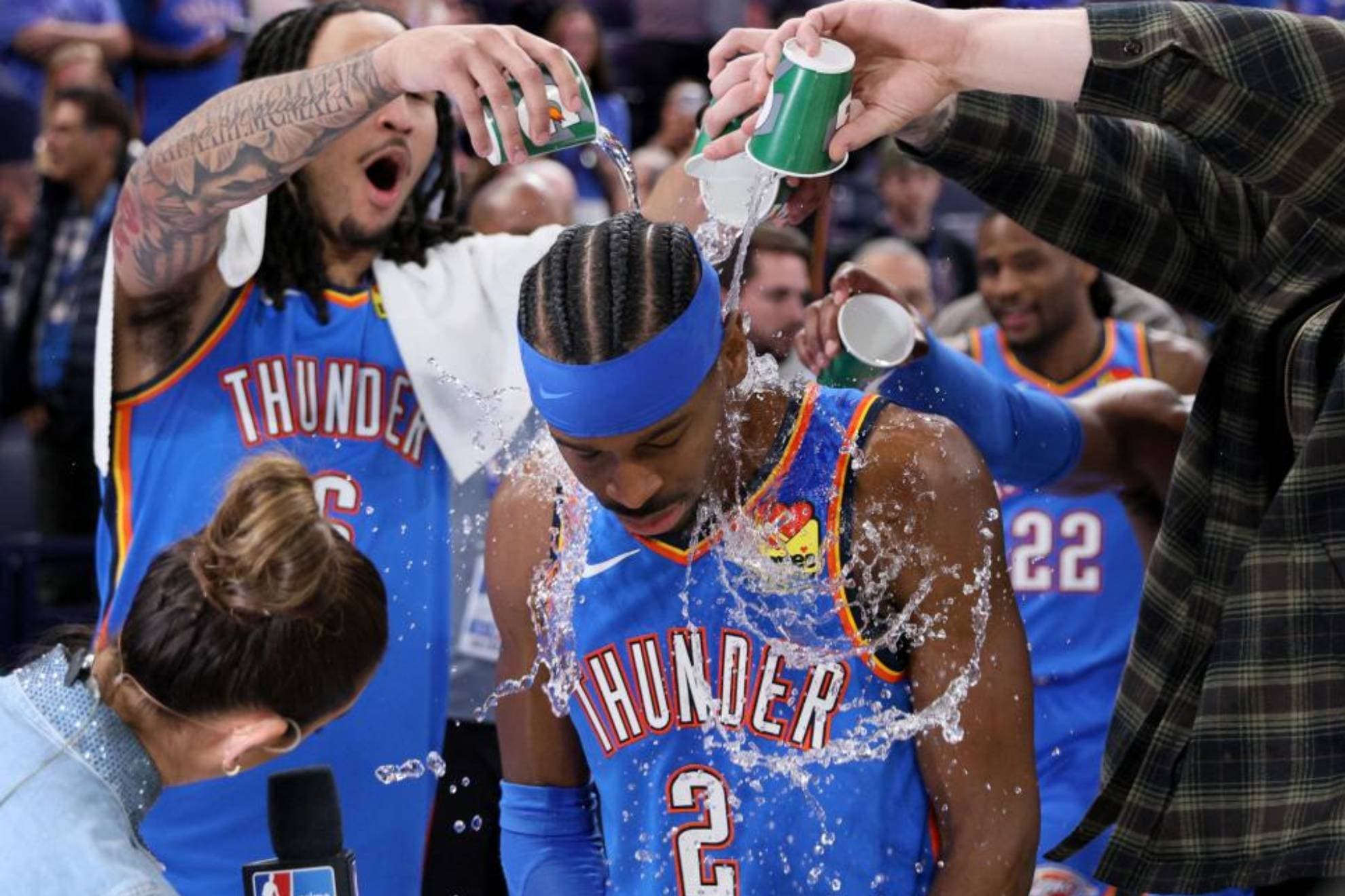 Shai Gilgeous-Alexander celebra con sus compañeros al final del partido de esta noche ante los Celtics.