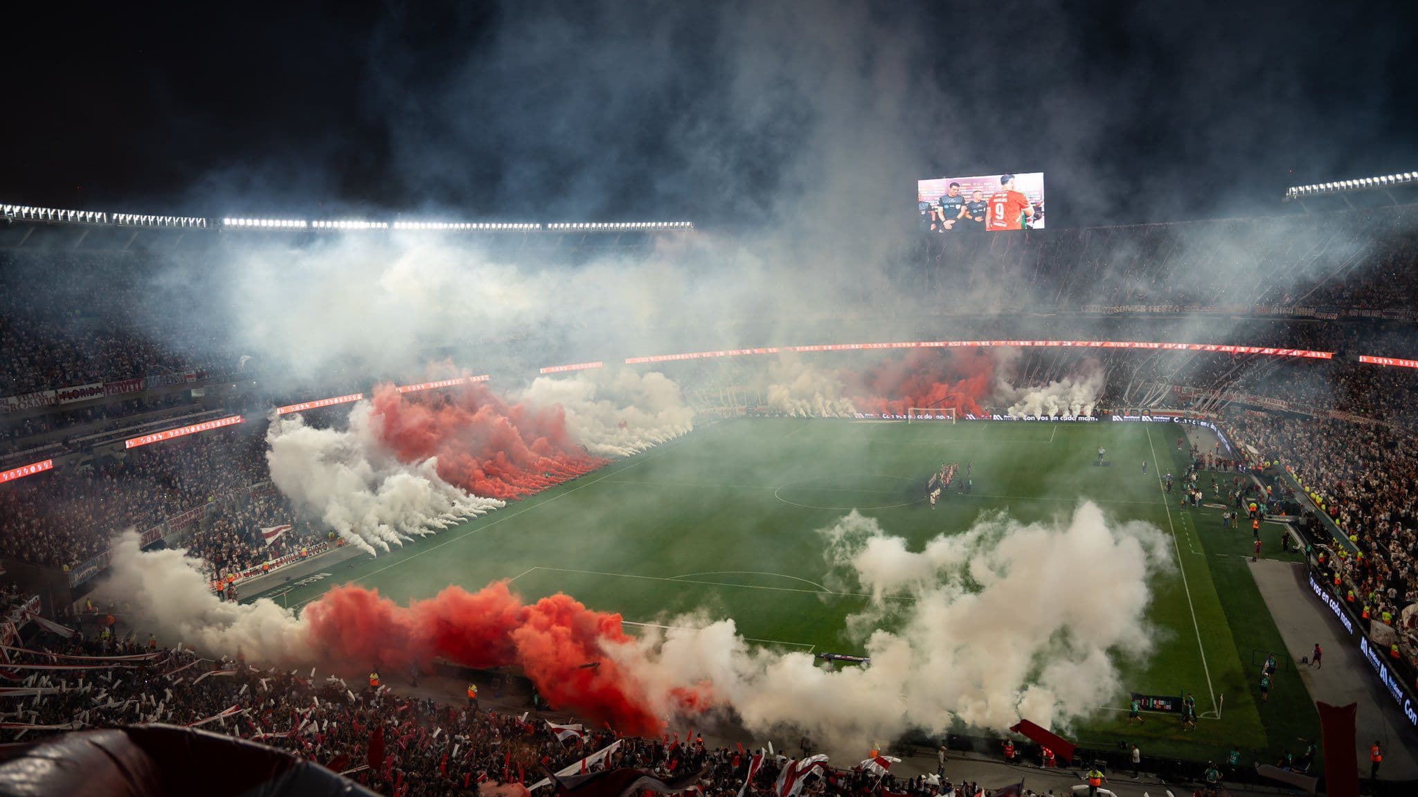 Recibimiento a River Plate en el Mâs Monumental.