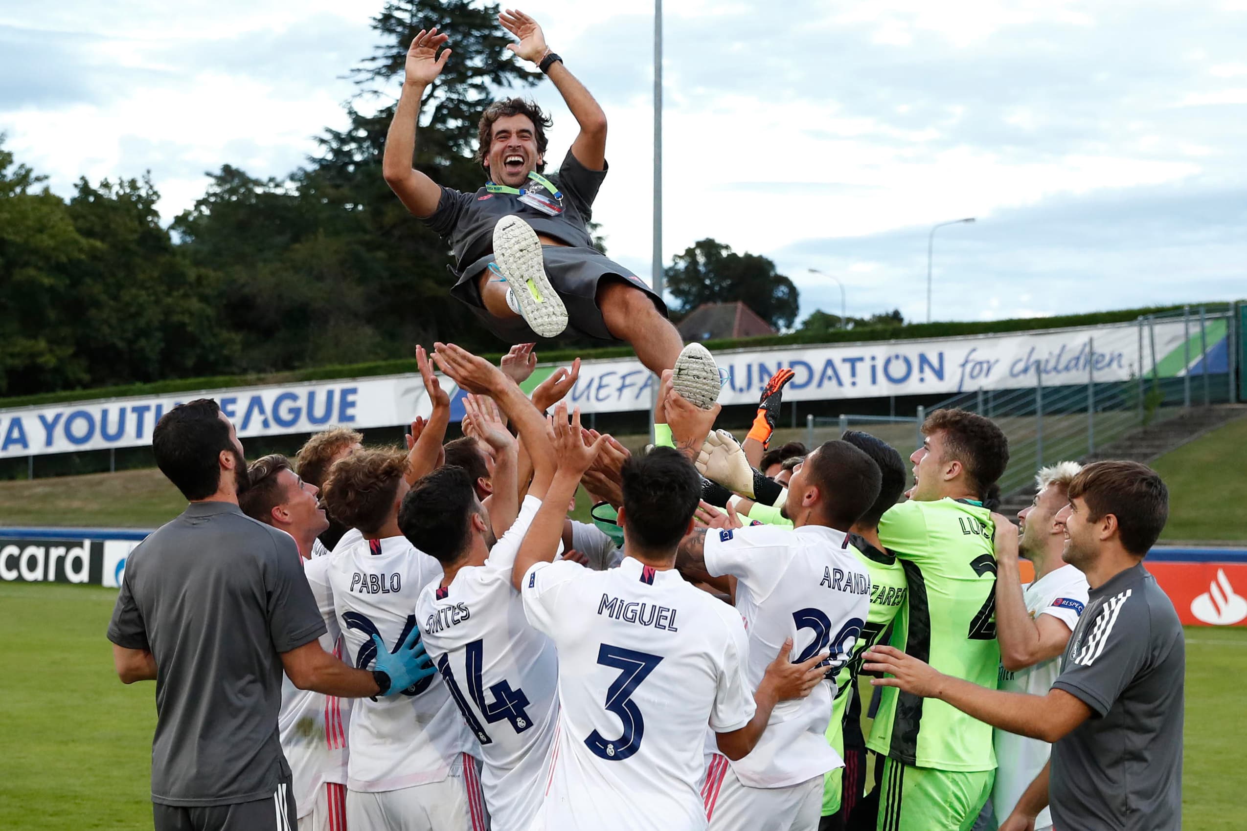 Raúl, manteado tras ganar la Youth League en 2020.