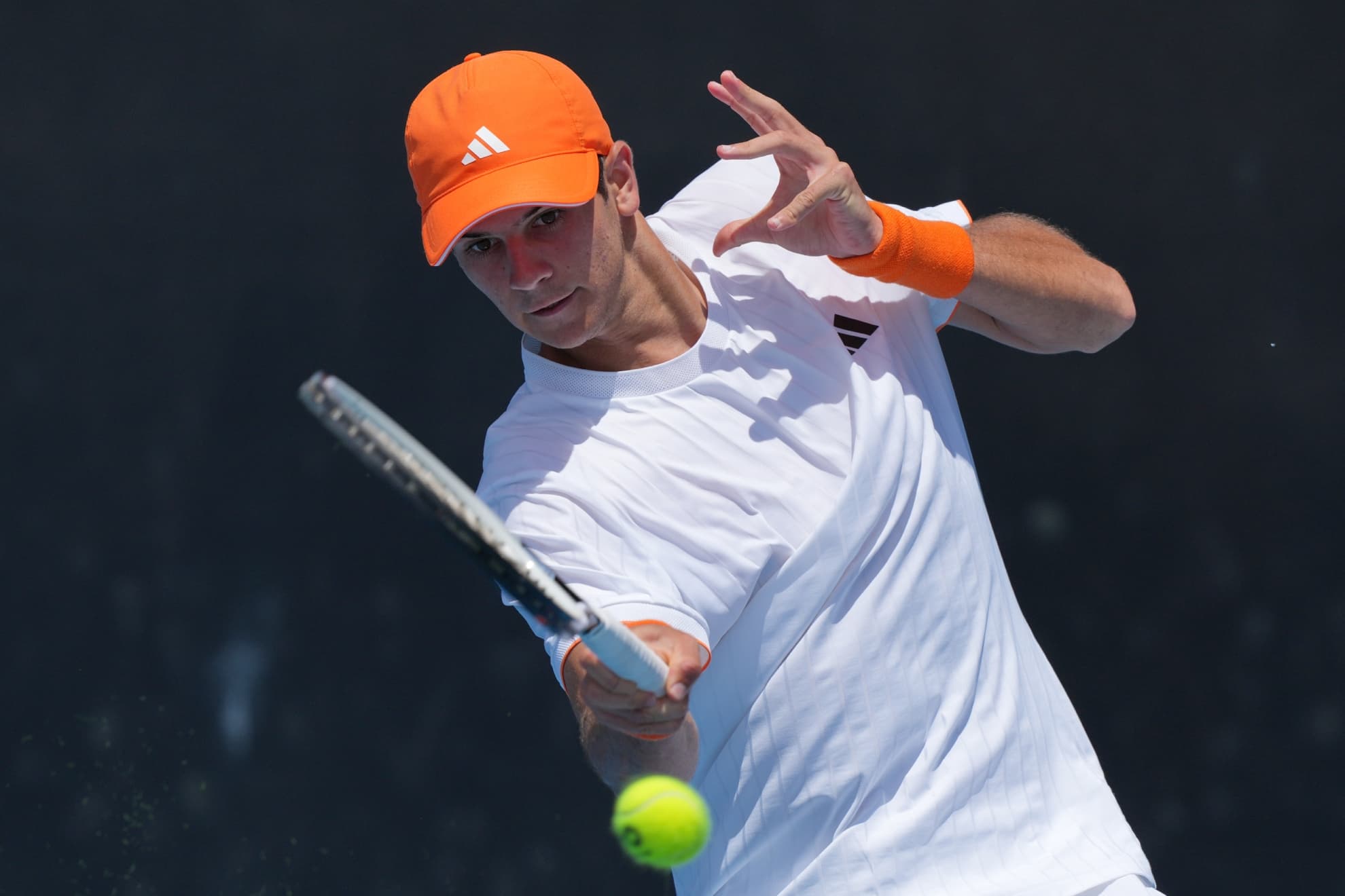 Jódar pega de derecha.