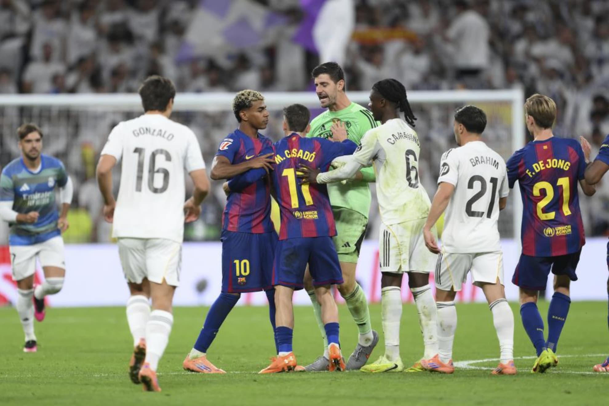 Los jugadores de Real Madrid y Barcelona en un Clásico