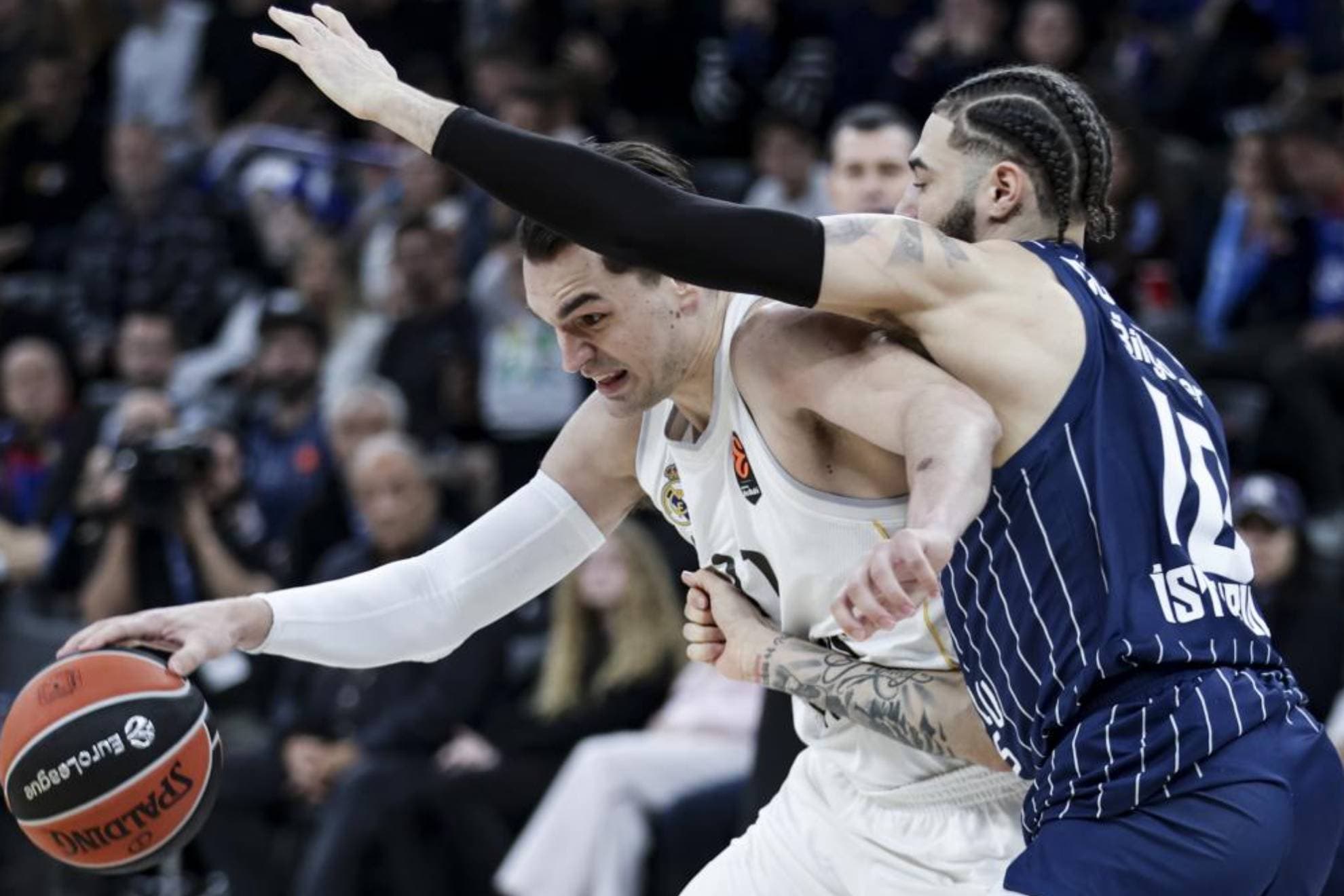 Hezonja trata de defenderse de Cordinier en un partido ante el Anadolu Efes.