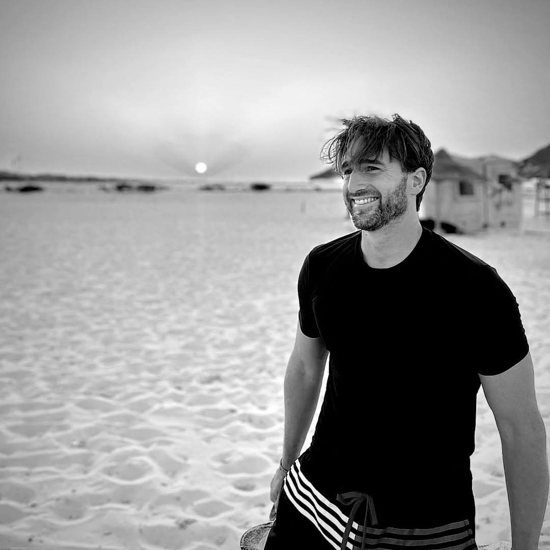 Josu, posando en la playa.