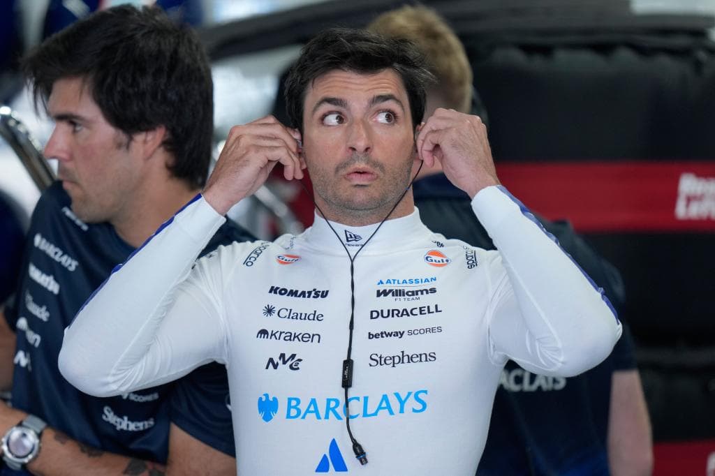 Carlos Sainz, en el box de Williams en Suzuka.