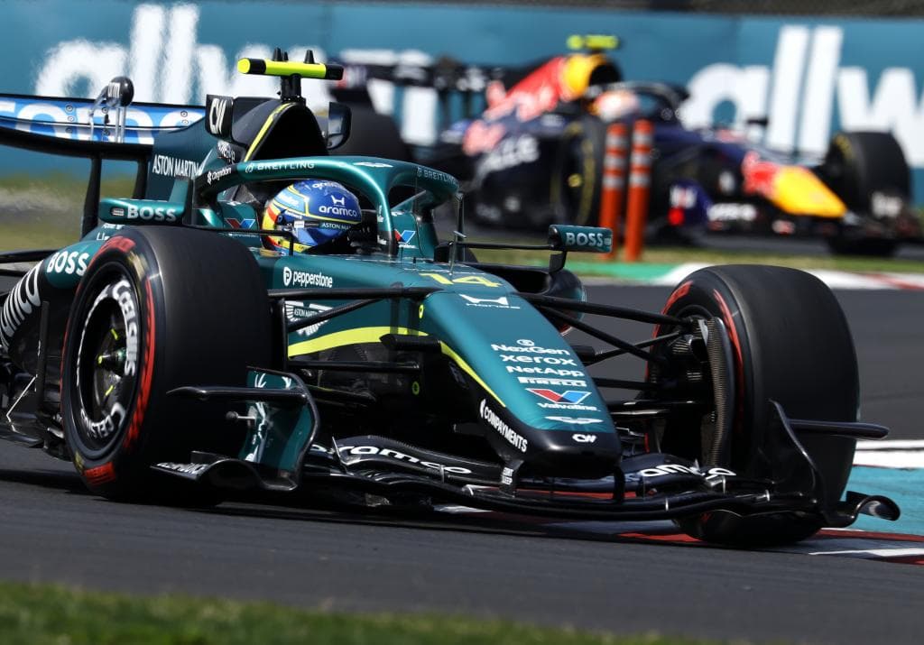 Alonso, por delante de un Red Bull.