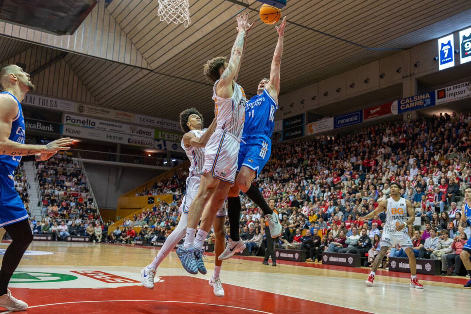 Mario Hezonja intenta dejar una bandeja ante el Girona evitando el tapón.