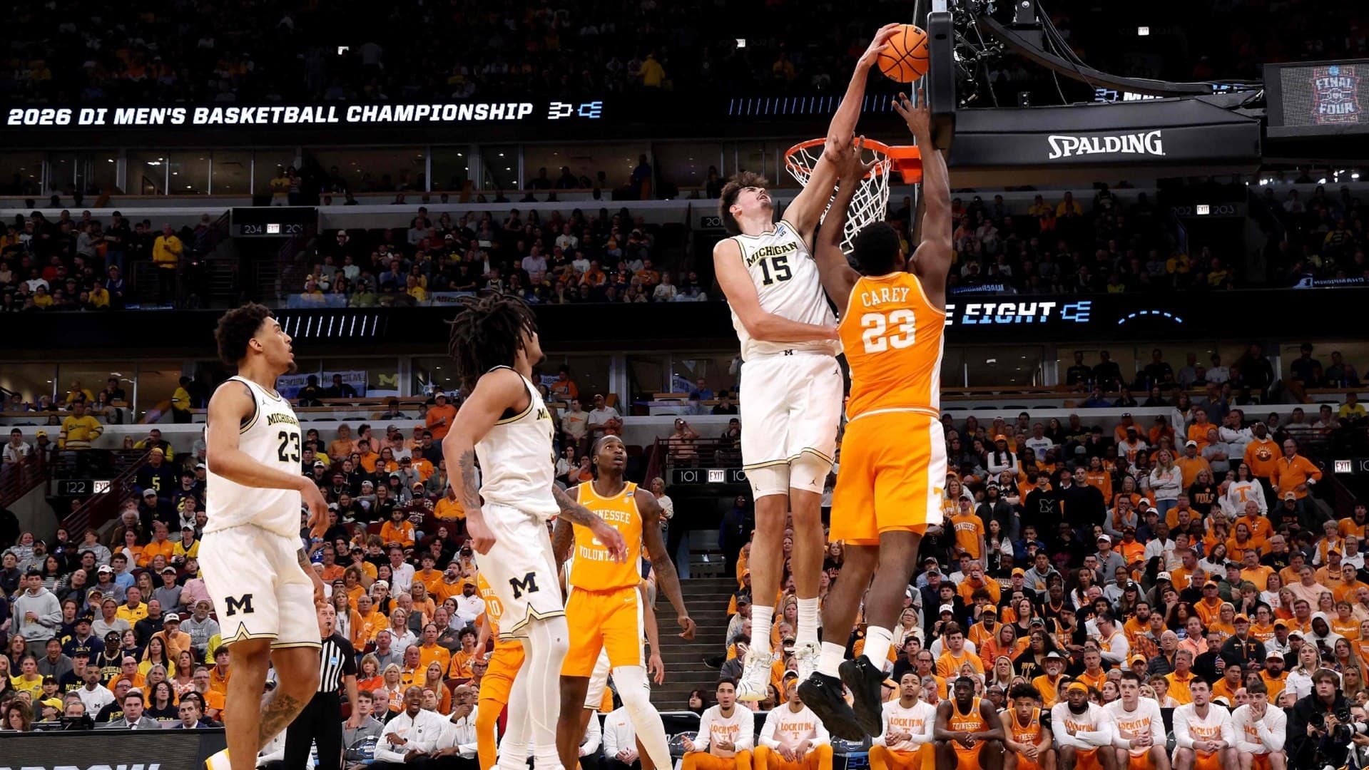 Aday Mara pone un tapón en el partido ante Tennessee.