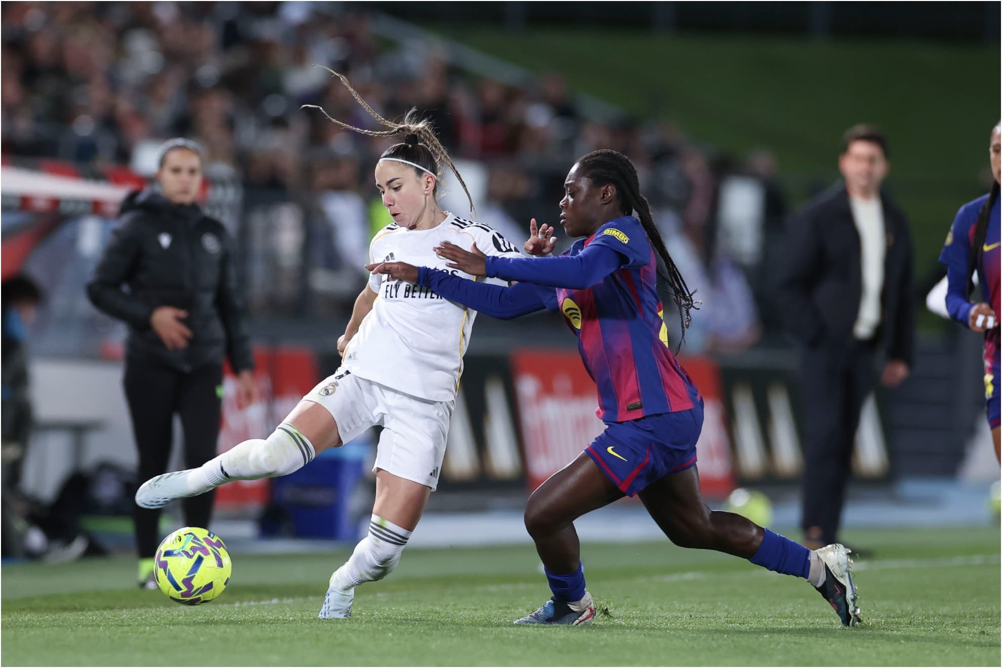 Athenea del Castillo y Aicha Cámara, durante el último Clásico femenino.