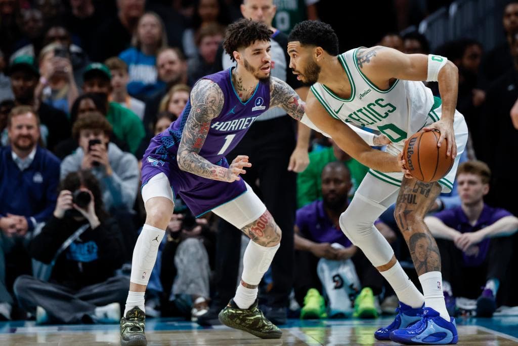 Tatum trata de proteger el balón ante la defensa de Lamelo Ball.