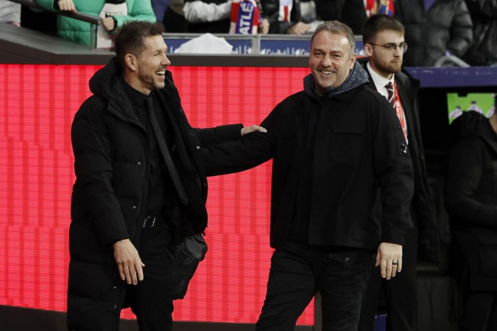 Simeone y Flick se saludan antes de un partido.