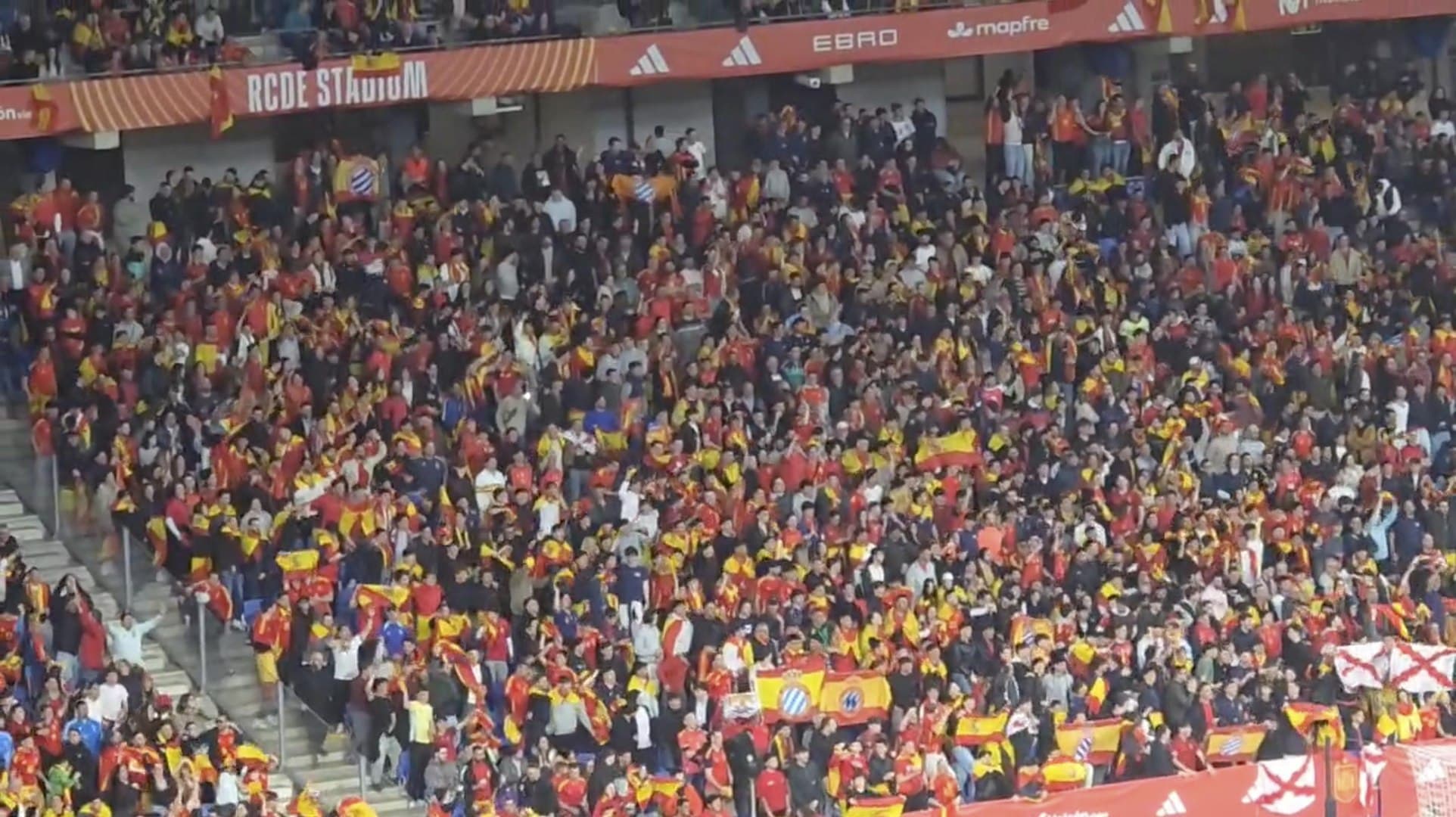 Vergonzoso cántico de la grada a los diez minutos de partido.