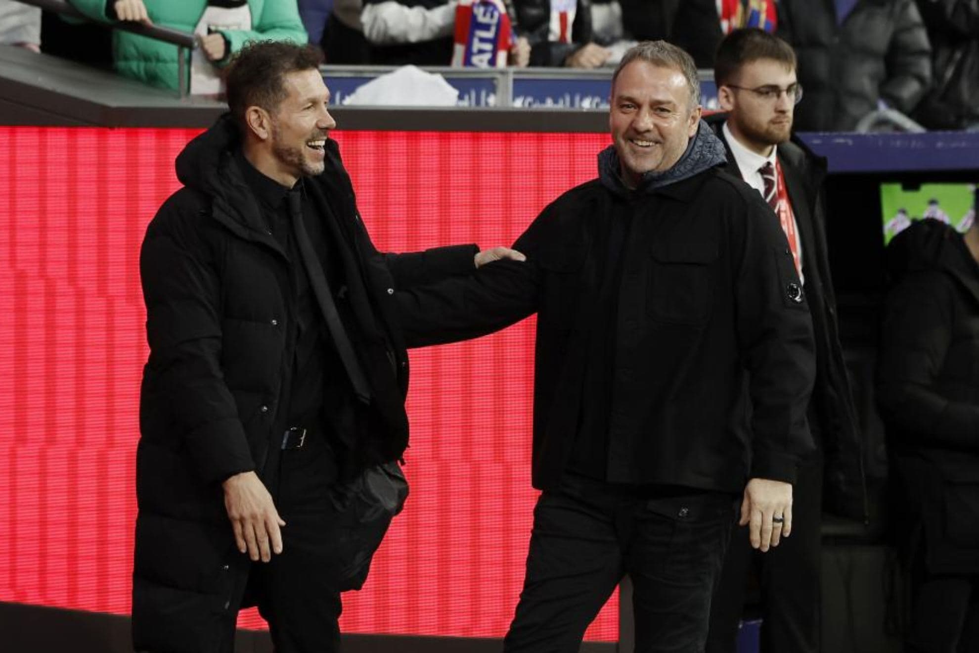 Simeone y Flick se saludan.