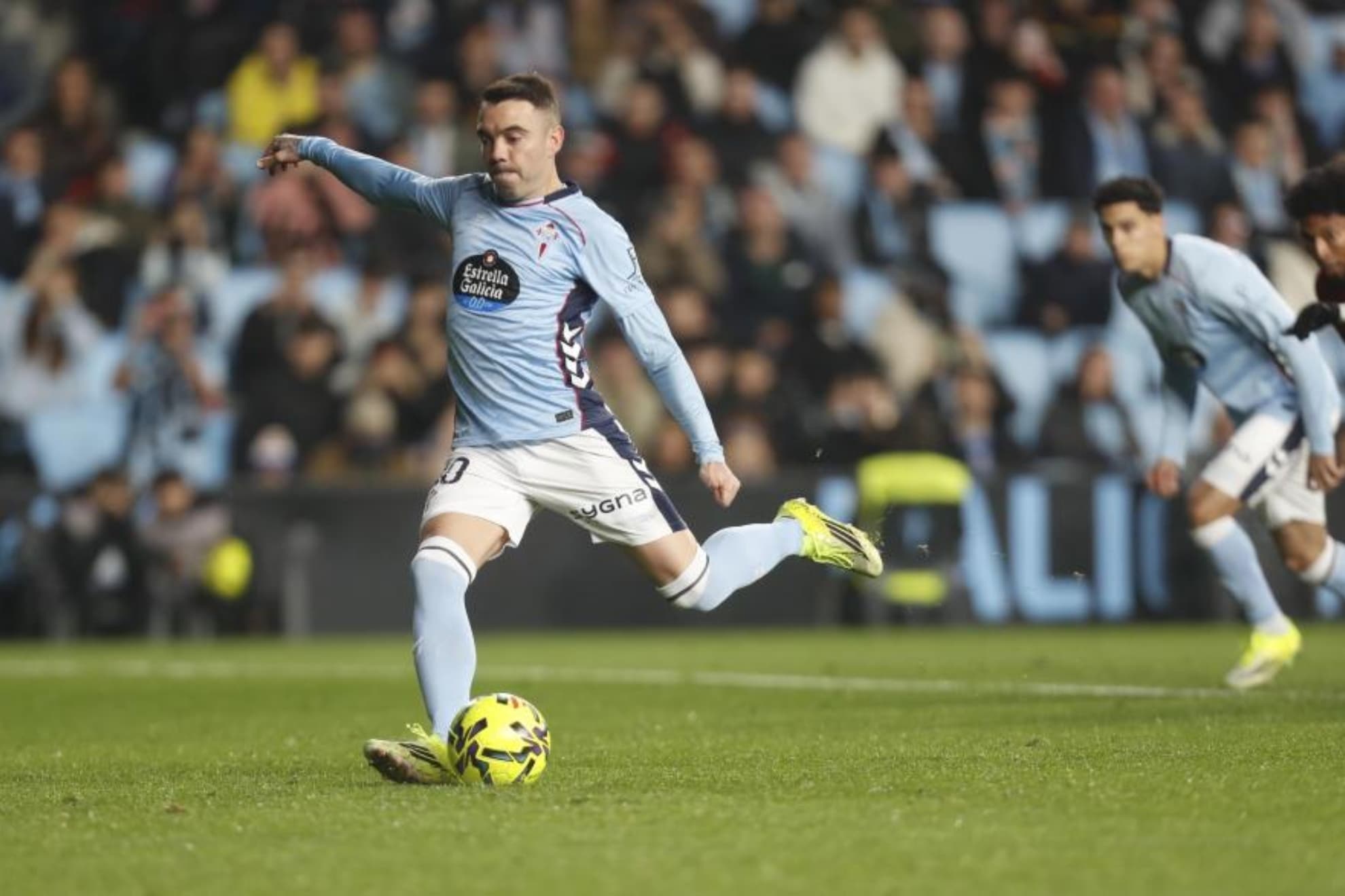 Aspas, en el momento de golpear el balón.