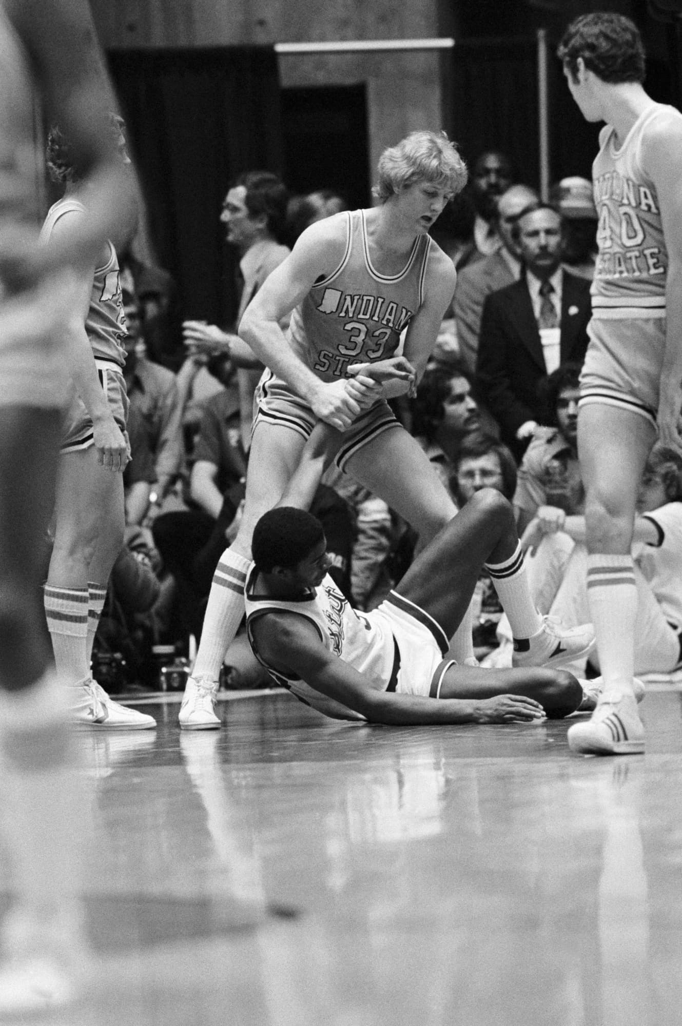 Larry Bird coge de la mano a Magic Johnson en un lance de la final universitaria de 1979​
