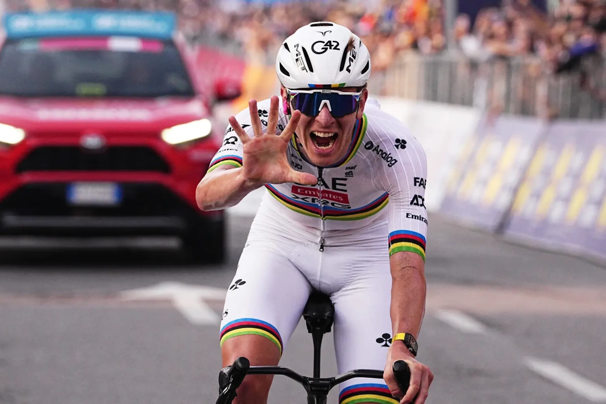 Pogacar, enseñando la manita.