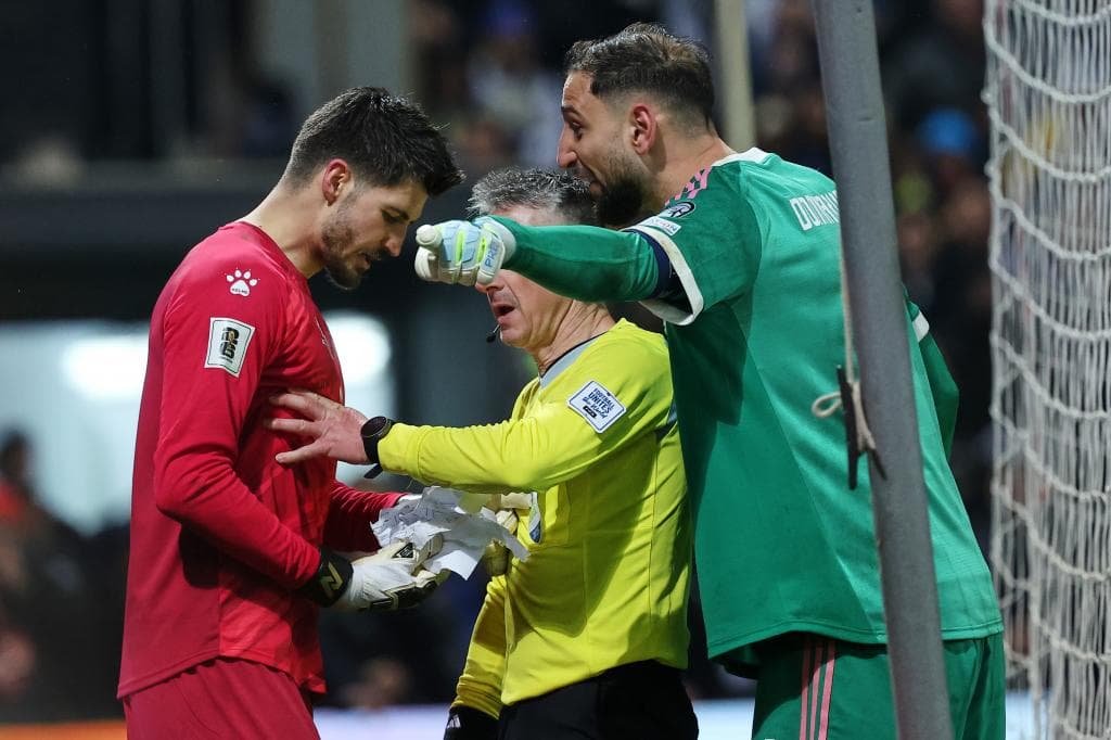 Gianluigi Donnarumma discute con Vasiljev, portero de Bosnia