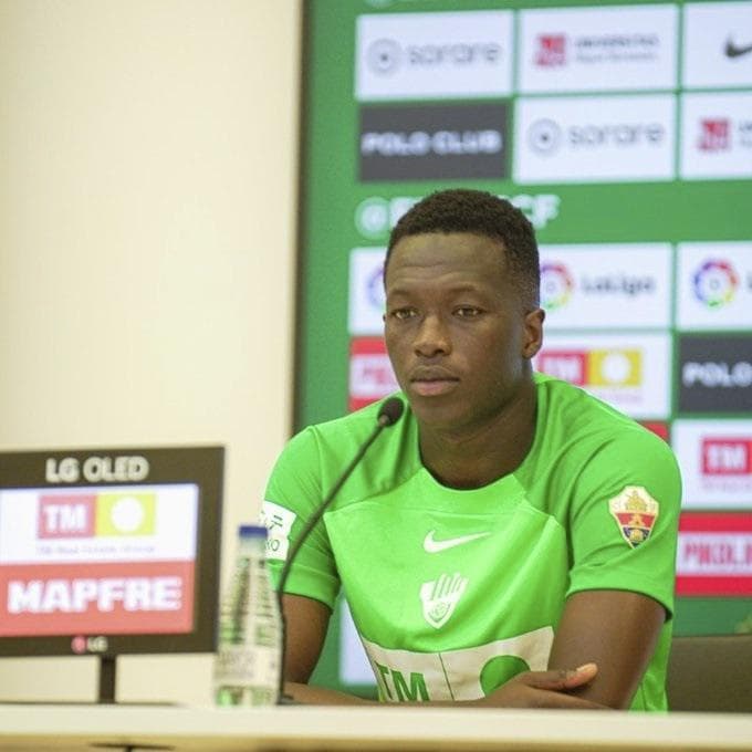 Pape Cheikh, en una rueda de prensa con el Elche.