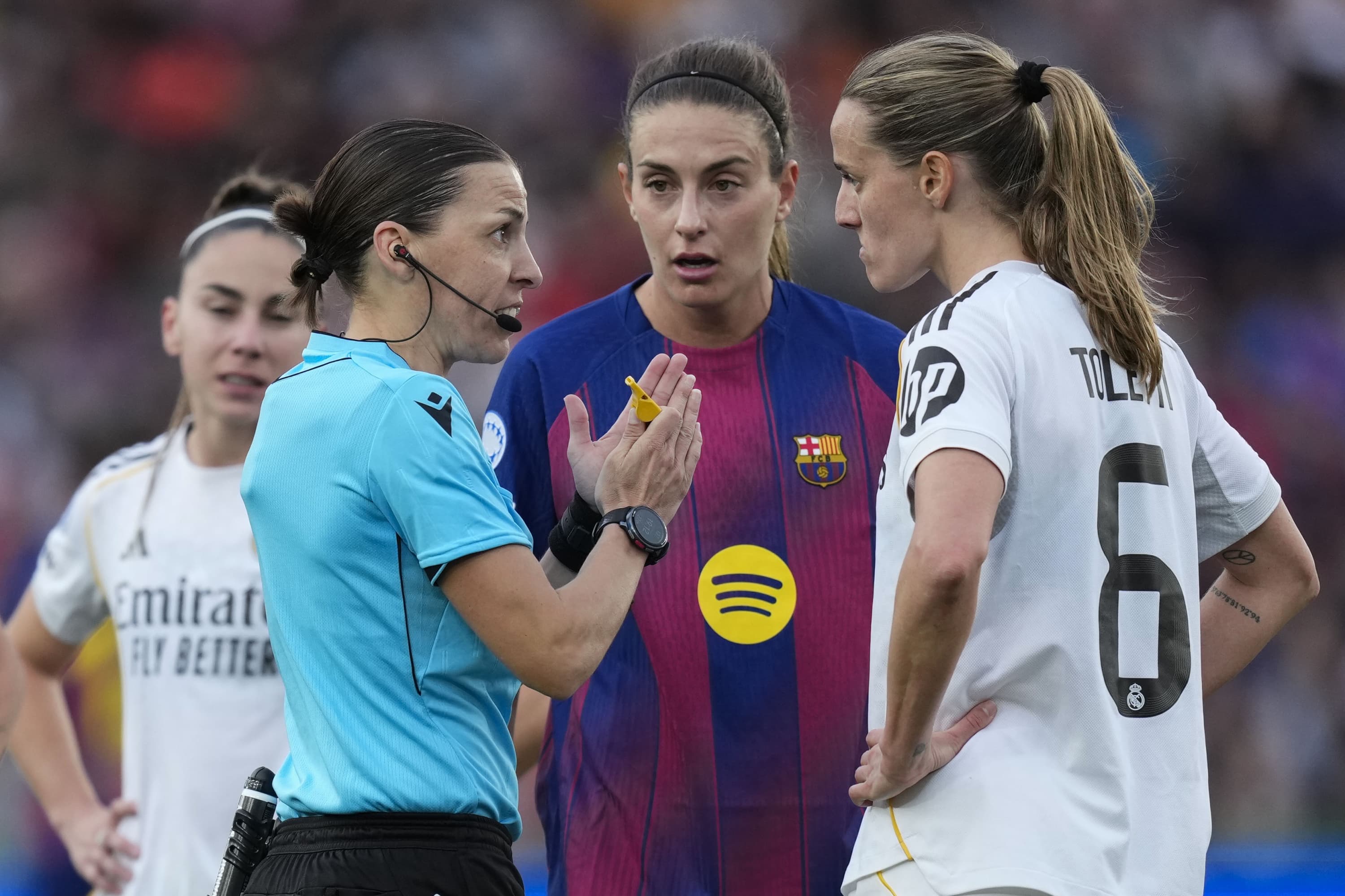 Alexia Putellas y Sandie Toletti hablan con Stéphanie Frappart