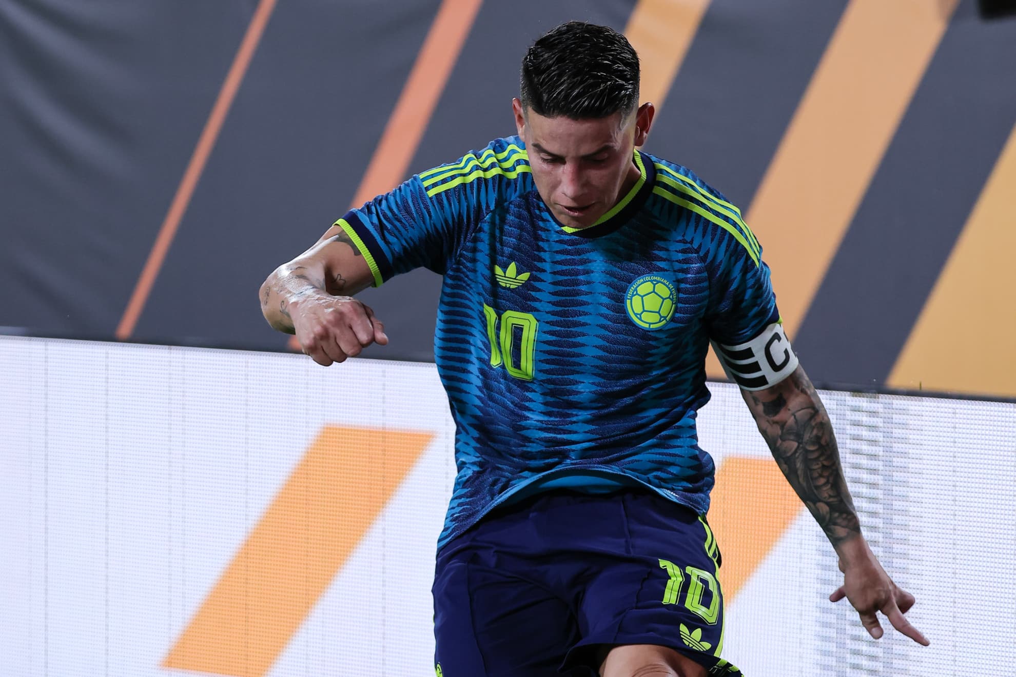 James Rodríguez bota un córner con Colombia.