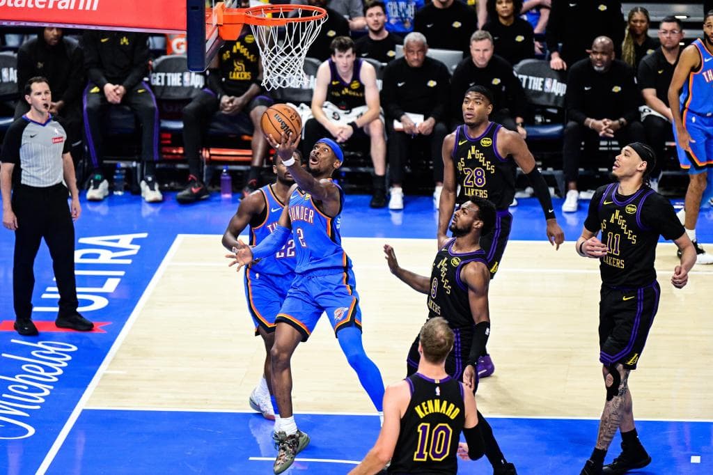 Shai Gilgeous-Alexander entra a canasta ante la mirada de cuatro jugadores de los Lakers.