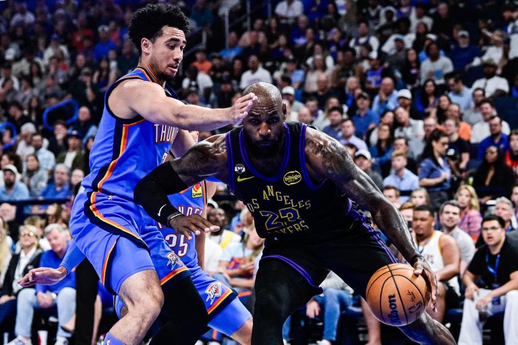 LeBron James intenta superar la defensa de Jared McCain.