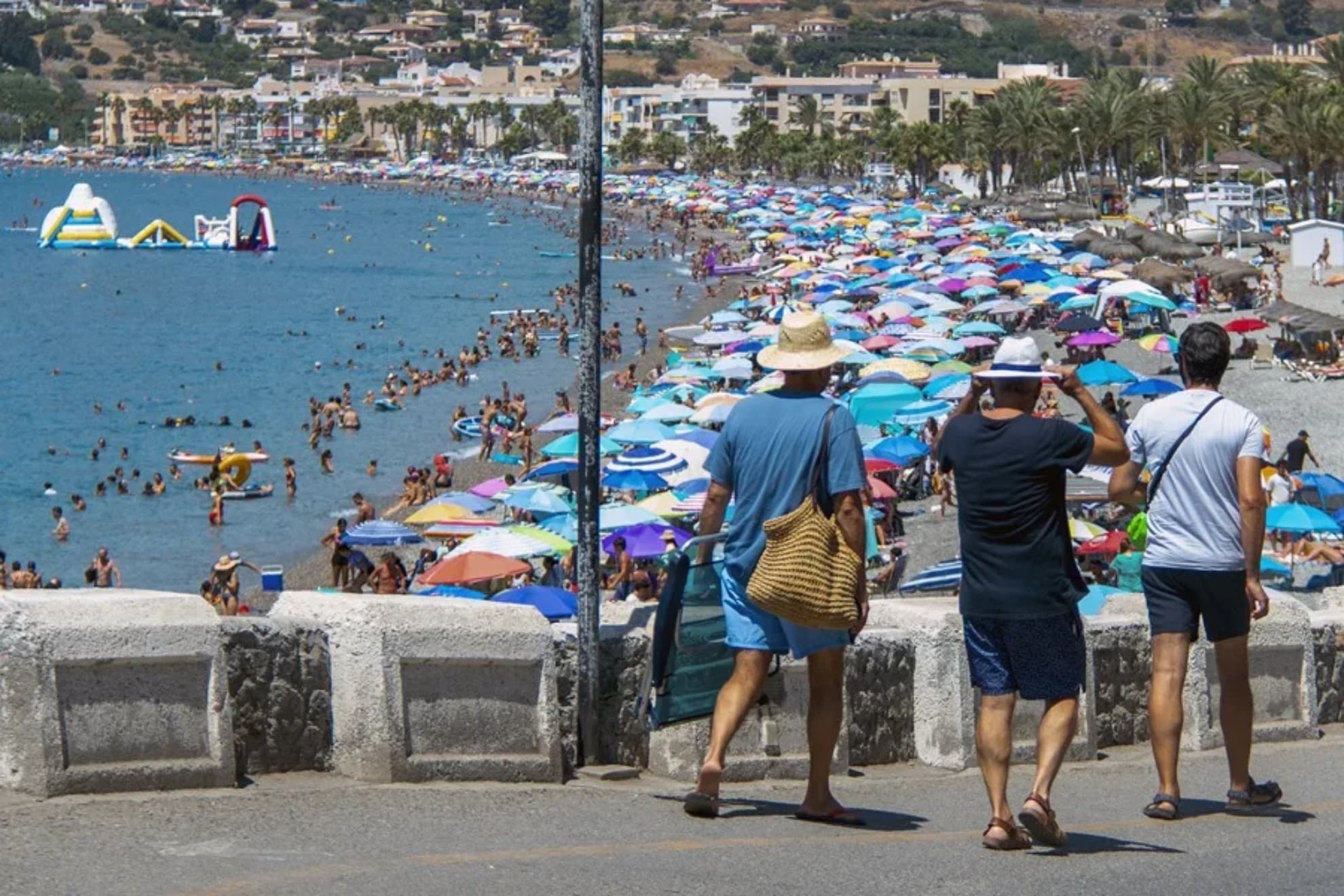 Imagen de una playa de España con turistas.