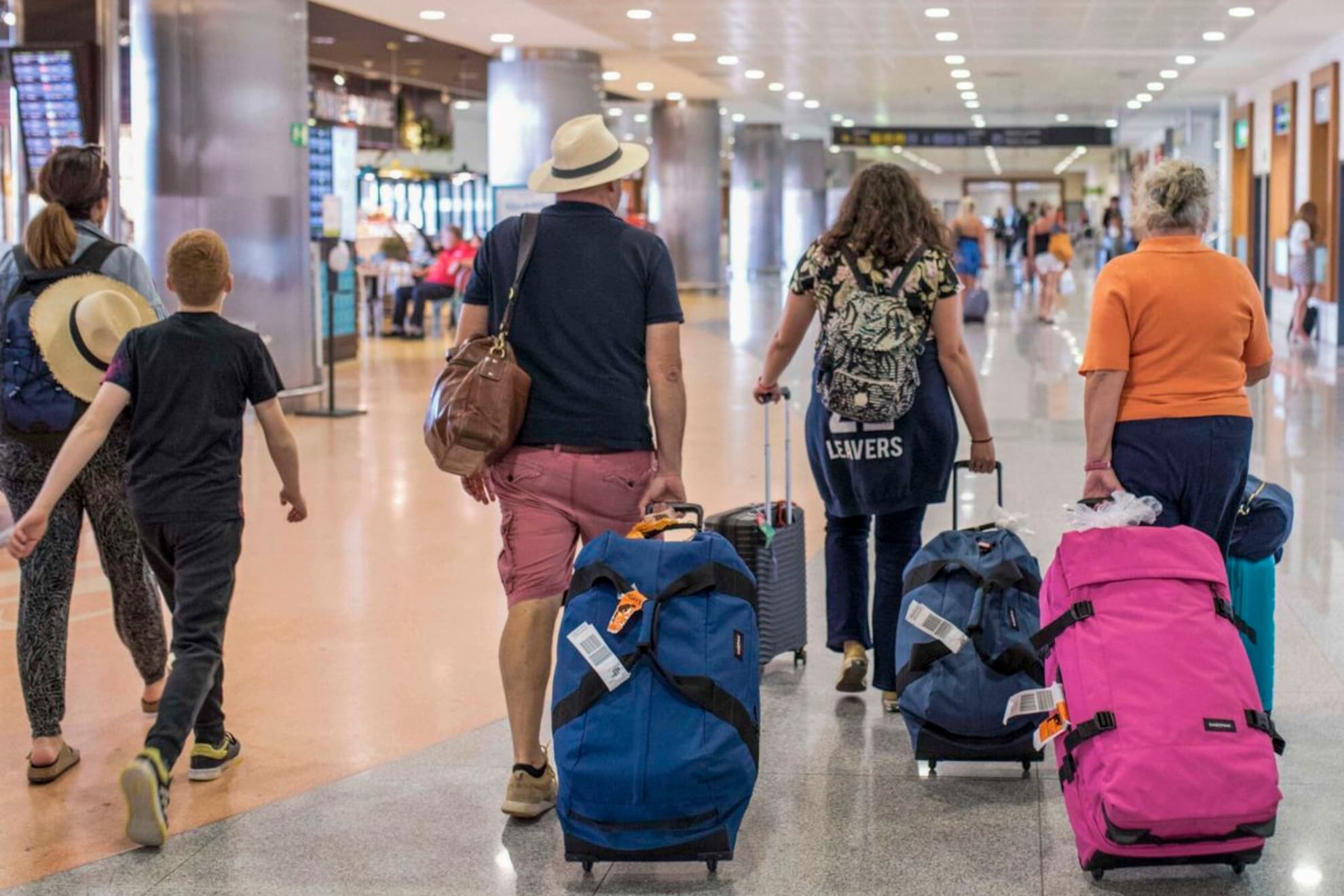 Imagen de recurso de varias personas con sus maletas.