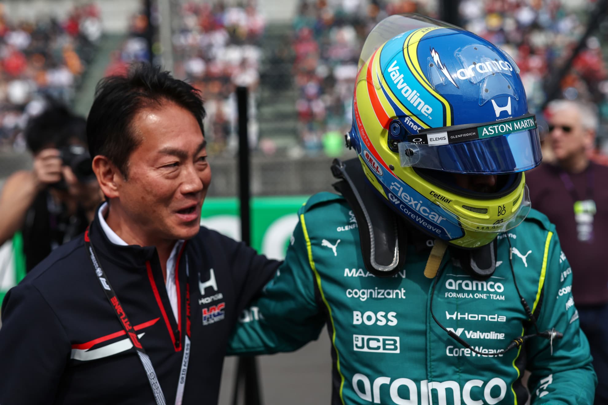 Alonso saluda a Watanabe, presidente de Honda.
