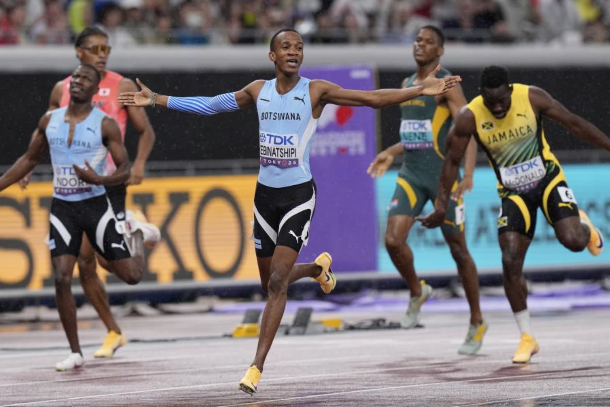 Kebinatshipi, en la meta de los 400 metros del Mundial de Tokio