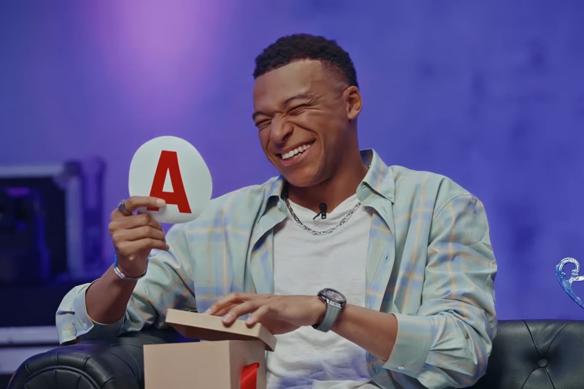 Mbappé recibe como regalo el distintivo que en Francia llevan los conductores noveles.