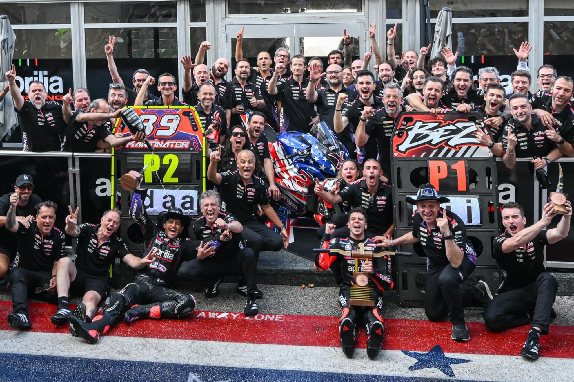 Los integrantes de Aprilia celebran el 1-2 de Austin cosechado por Bez y Martinator.