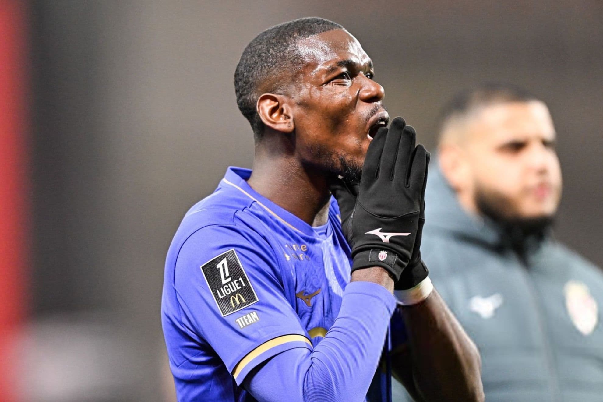 Paul Pogba, lamentándose durante un partido con el Mónaco