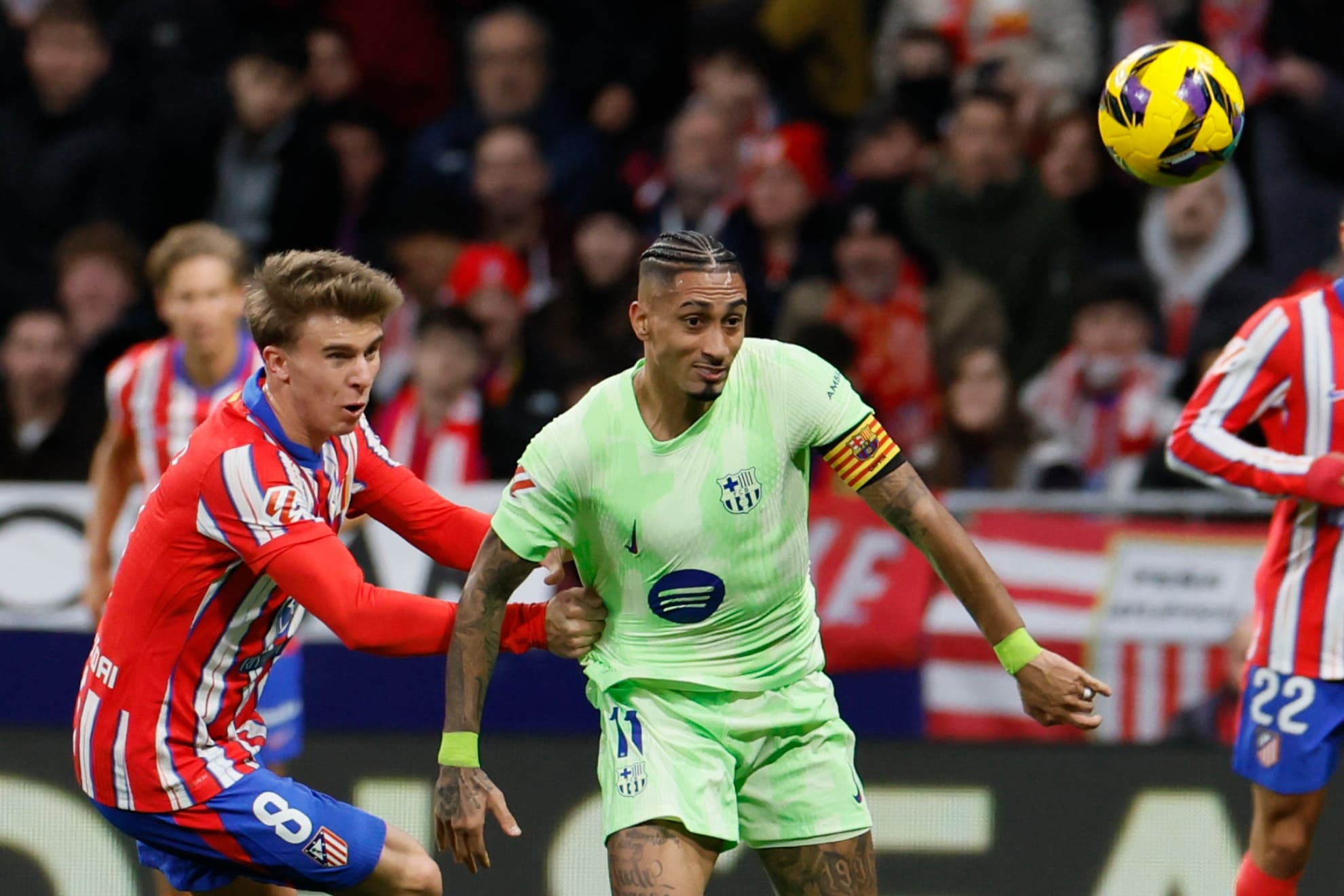 BARRIOS Y RAPHINHA DISPUTAN UN BALÓN EN UNO DE LOS ATLÉTICO-BARCELONA.