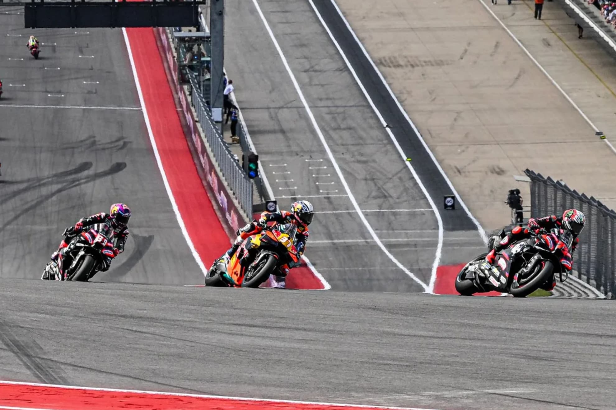 Bezzecchi, Acosta y Martín, en Austin.