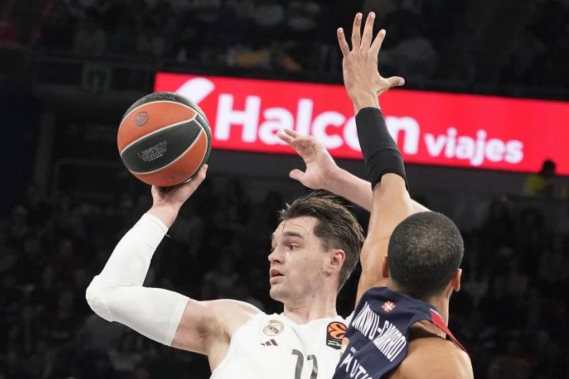 Mario Hezonja, defendido por Timothé Luwawu-Cabarrot.