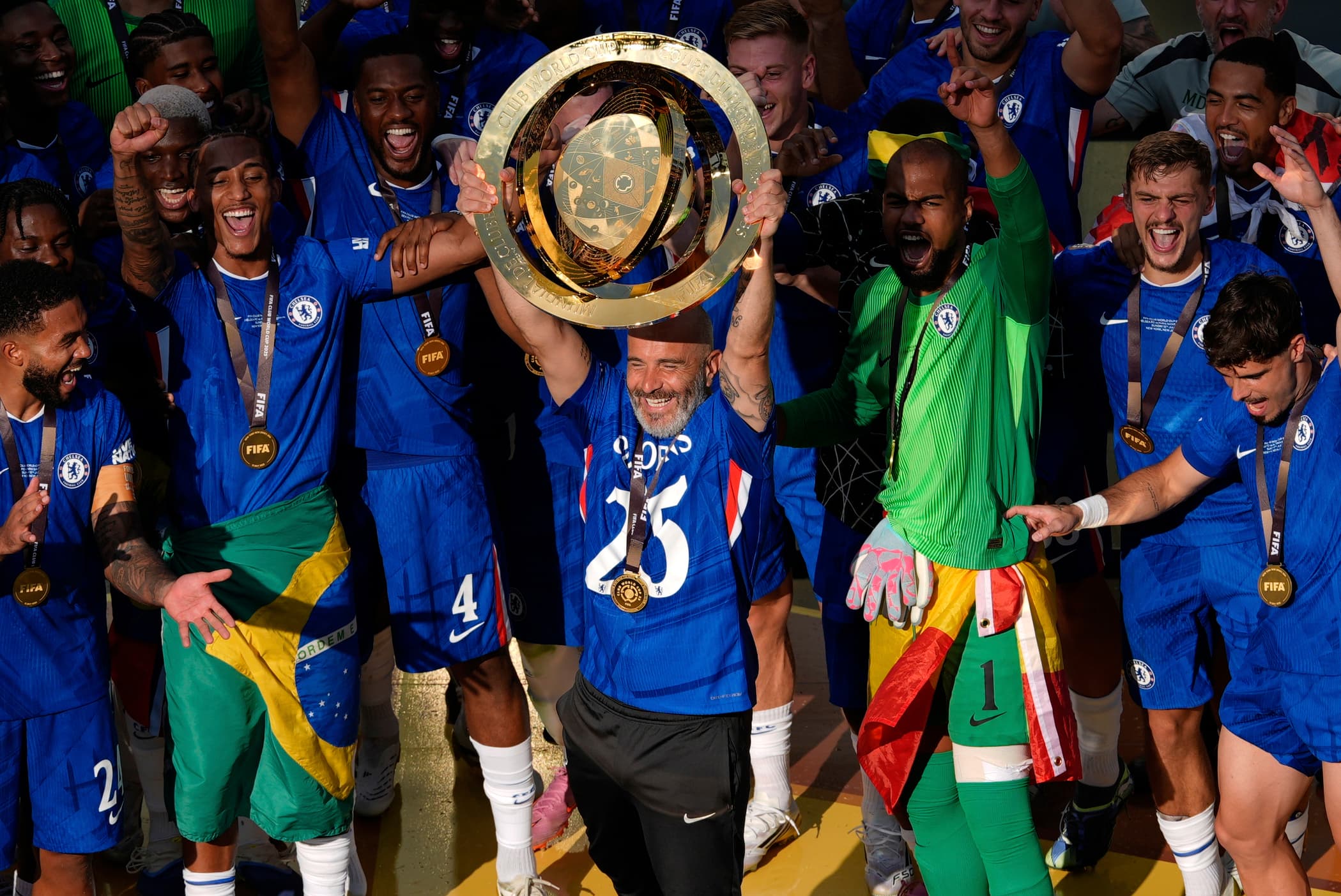 Enzo Maresca, alzando el Mundial de Clubes