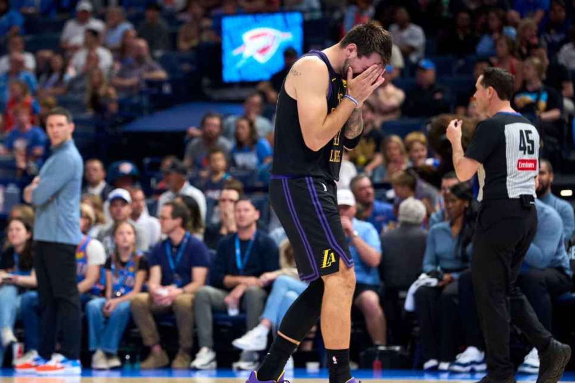 Doncic se lamenta tras lesionarse ante los Thunder.