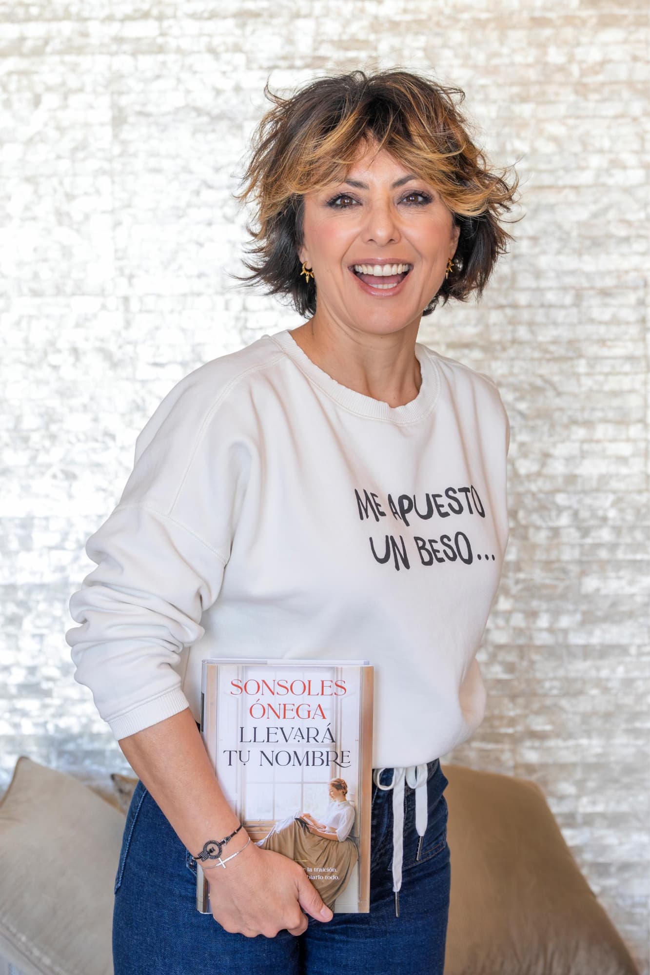 Sonsoles Ónega posa con un ejemplar de 'Llevará tu nombre'.