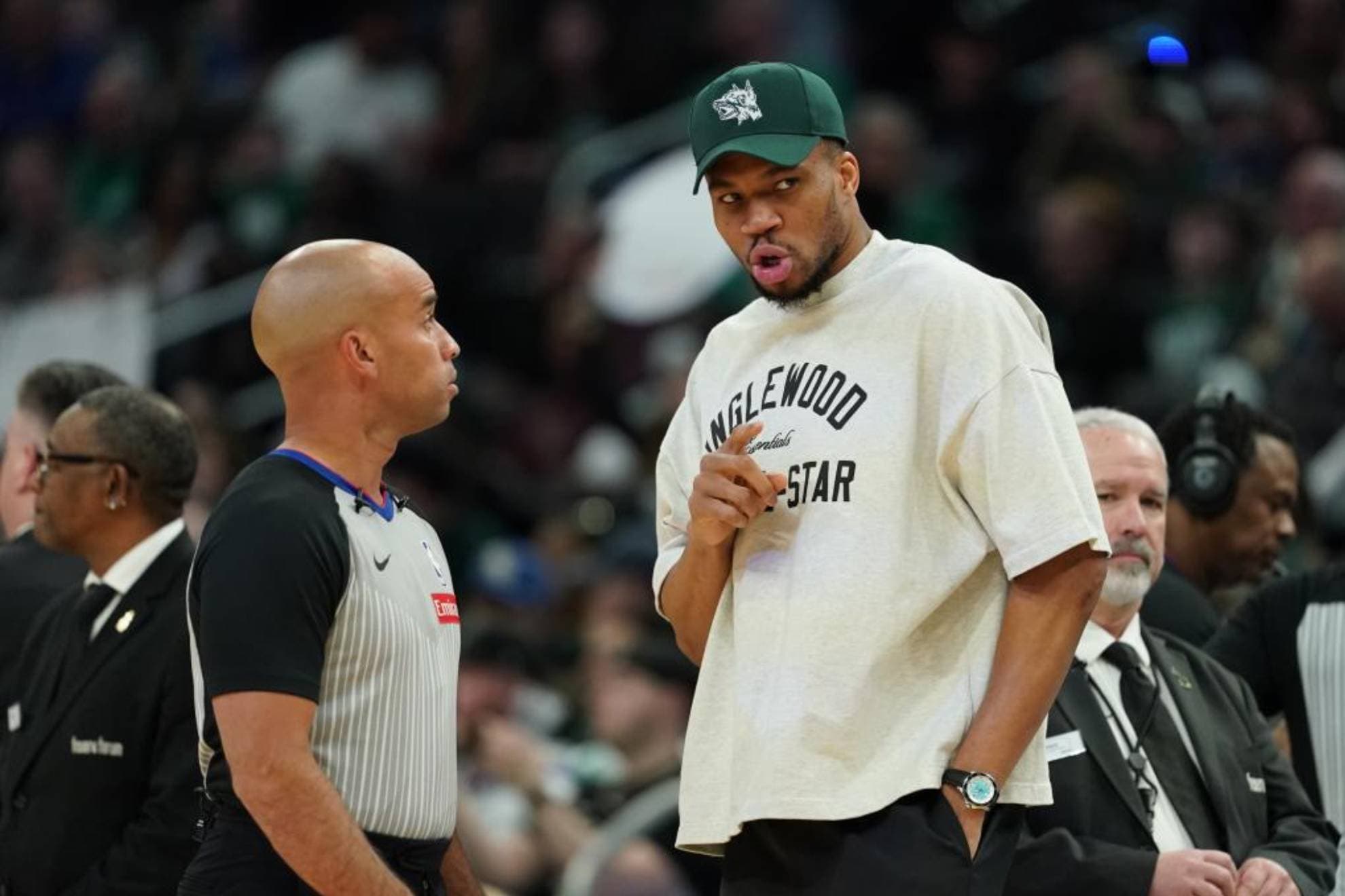 Giannis Antetokounmpo habla con un árbitro.