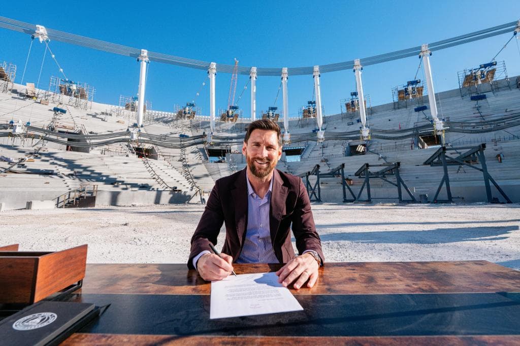 Fotografía sin fecha cedida por el Inter Miami donde aparece el jugador argentino Lionel Messi firmando su renovación
