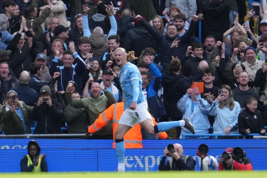 Haaland celebra uno de sus goles ante el Liverpool